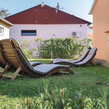 Сasa de vacaciones 2 Bedroom Beautiful In Sikici *