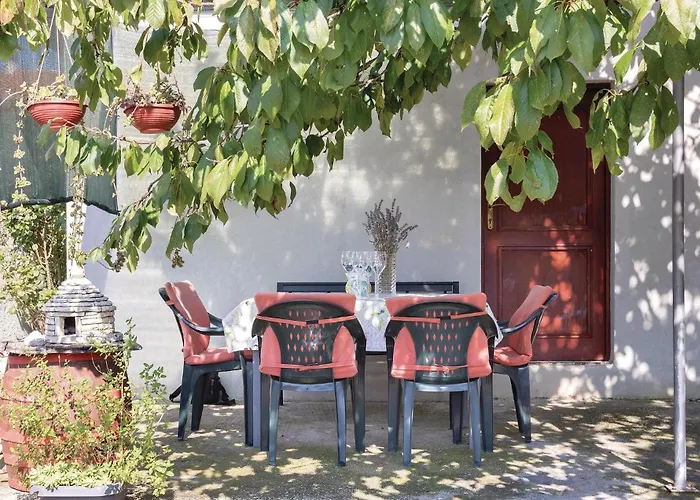 בית נופש 2 Bedroom Beautiful In Sikici פולה