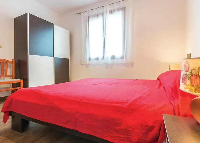 בית נופש 2 Bedroom Beautiful In Sikici פולה