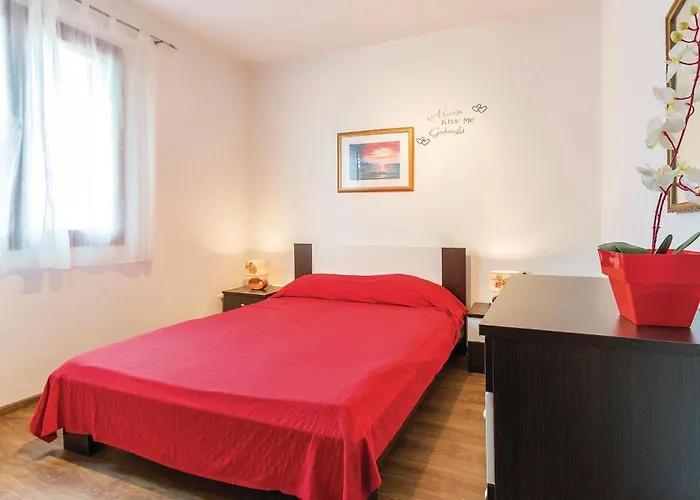 בית נופש 2 Bedroom Beautiful In Sikici