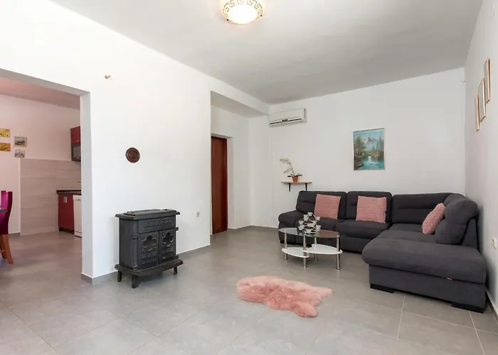 בית נופש 2 Bedroom Beautiful In Sikici *