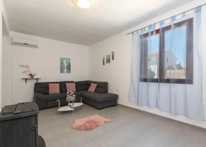 2 Bedroom Beautiful In Sikici פולה