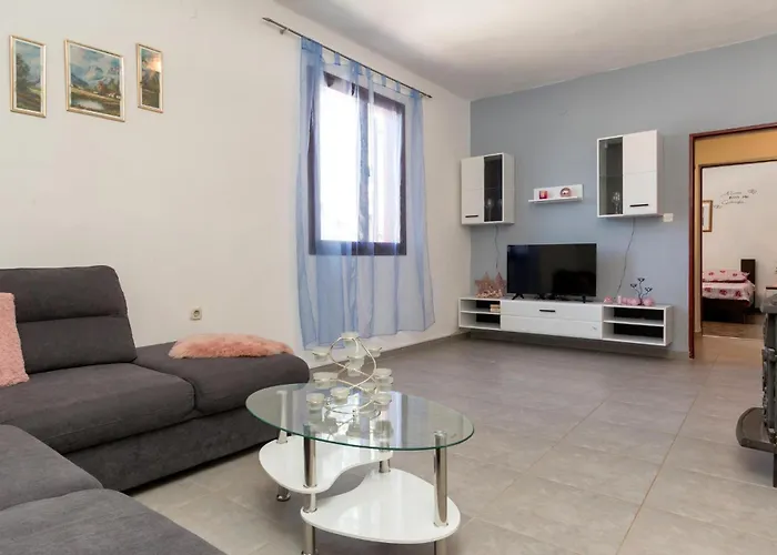 2 Bedroom Beautiful In Sikici בית נופש פולה