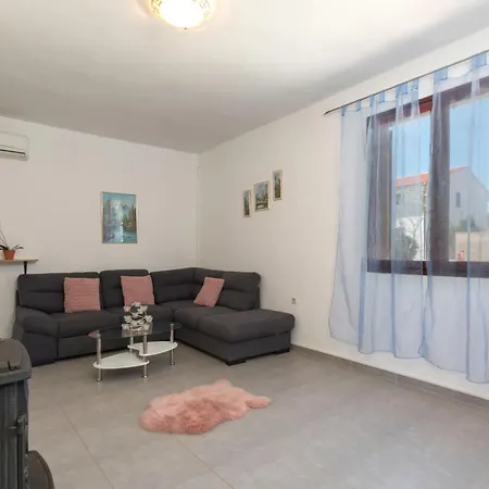 2 Bedroom Beautiful In Sikici Pula