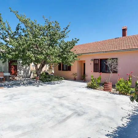 2 Bedroom Beautiful In Sikici Holiday home Pula